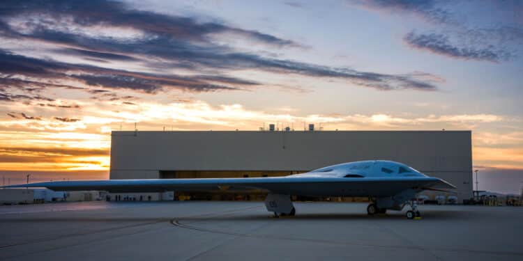 Primeiro voo do bombardeiro B-21 Raider marca nova era da aviação militar dos EUA
