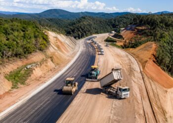 Ligação entre Serra e litoral em rodovia de quase R$ 140 milhões acumula atrasos e ritmo lento preocupa motoristas da região