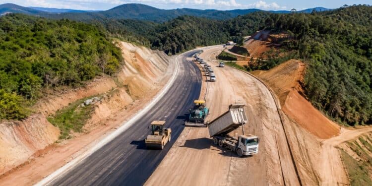Ligação entre Serra e litoral em rodovia de quase R$ 140 milhões acumula atrasos e ritmo lento preocupa motoristas da região