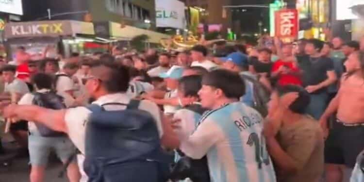 Pré-jogo da Copa do Mundo é marcado por briga entre torcedores argentinos e argelinos em Nova York