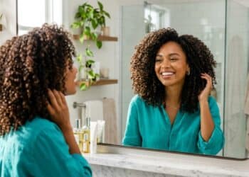 Cremes para cachos baratinhos que ajudam no frizz, desembaraçam e definem no dia a dia