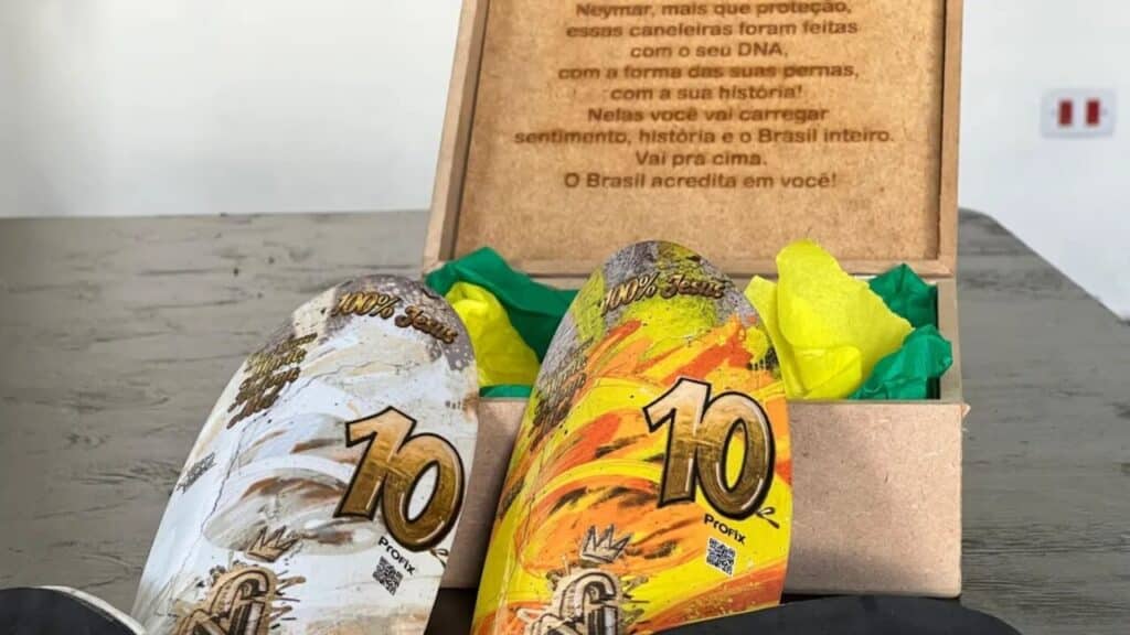 Possível estreia de Neymar pode contar com caneleiras personalizadas de mais de R$ 7 mil e chama atenção de torcedores