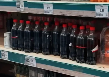 Embalagens de Coca-Cola foram danificadas para furto de figurinhas - Foto: Reprodução/YouTube/Visão Libertária