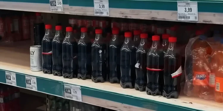 Embalagens de Coca-Cola foram danificadas para furto de figurinhas - Foto: Reprodução/YouTube/Visão Libertária