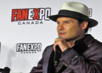 Ator Corey Feldman tem mal súbito em voo e é socorrido às pressas