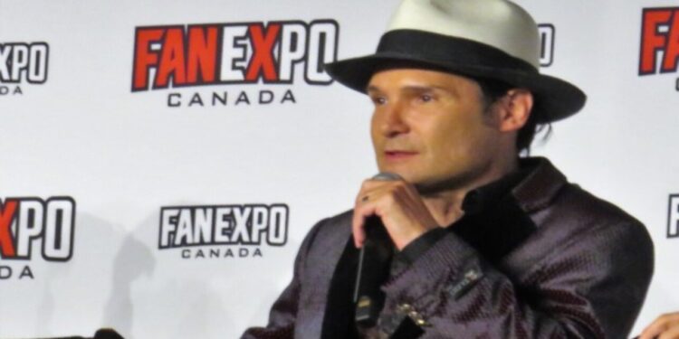 Ator Corey Feldman tem mal súbito em voo e é socorrido às pressas