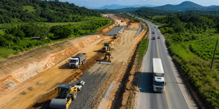 Duplicação da SC-108 avança para mais de 30% em ritmo acelerado entre Massaranduba e Guaramirim com múltiplas frentes de obra e investimento de R$ 200 milhões