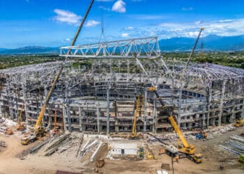 Construção de megaestádio de R$ 2,5 bilhões impressiona ao levantar enorme estrutura de aço em um dos maiores projetos esportivos na América Latina