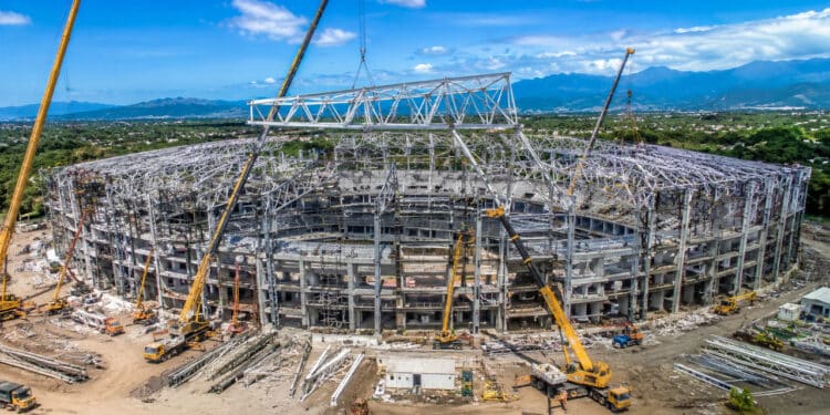 Construção de megaestádio de R$ 2,5 bilhões impressiona ao levantar enorme estrutura de aço em um dos maiores projetos esportivos na América Latina