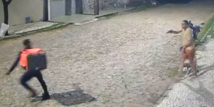 Entregador é baleado por policial após ser confundido com assaltante em Fortaleza