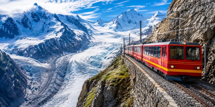 A impressionante ferrovia mais alta da Europa que fica acima de 3.400 metros de altitude, tem 9,3 km de extensão e a viagem de trem faz paradas estratégicas onde os passageiros podem observar mar de gelo