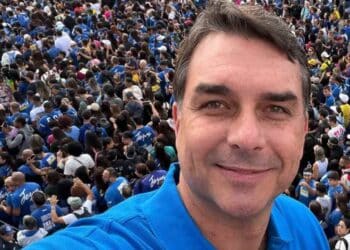 Flávio Bolsonaro discursa na Marcha Para Jesus e afirma que é preciso "expulsar o mal do governo"