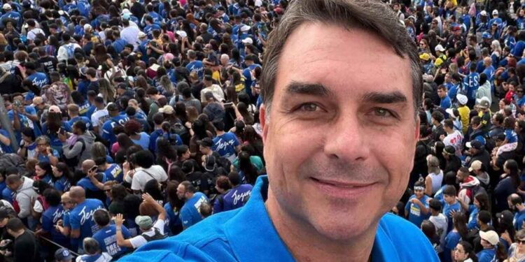 Flávio Bolsonaro discursa na Marcha Para Jesus e afirma que é preciso "expulsar o mal do governo"