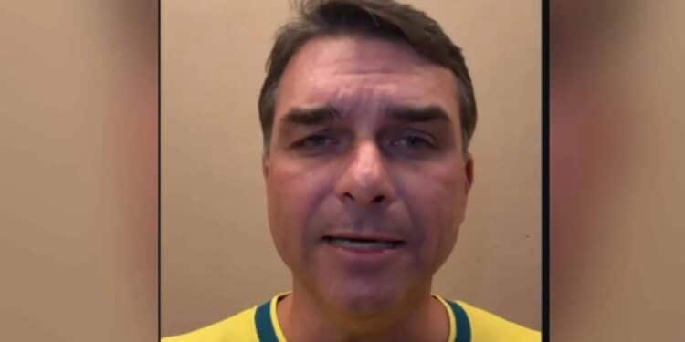 PT distorce fala de Flávio Bolsonaro e faz montagem sugerindo agradecimento a Trump por tarifa contra o Brasil