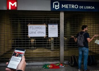 Greve geral em Portugal provoca caos nos transportes e fecha escolas no país