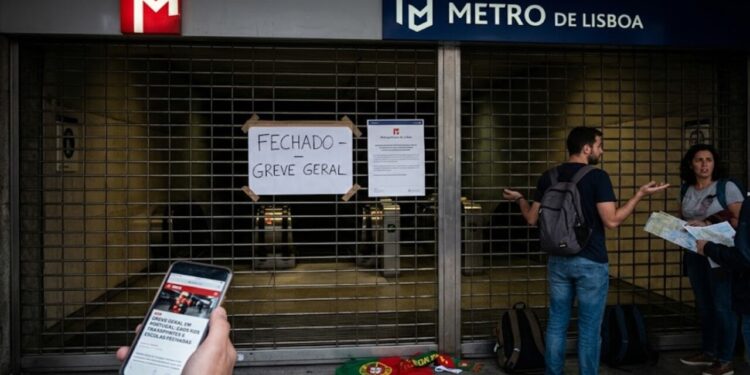 Greve geral em Portugal provoca caos nos transportes e fecha escolas no país
