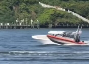 Manobra impressionante da Guarda Costeira dos EUA intercepta barco fora de controle em alta velocidade