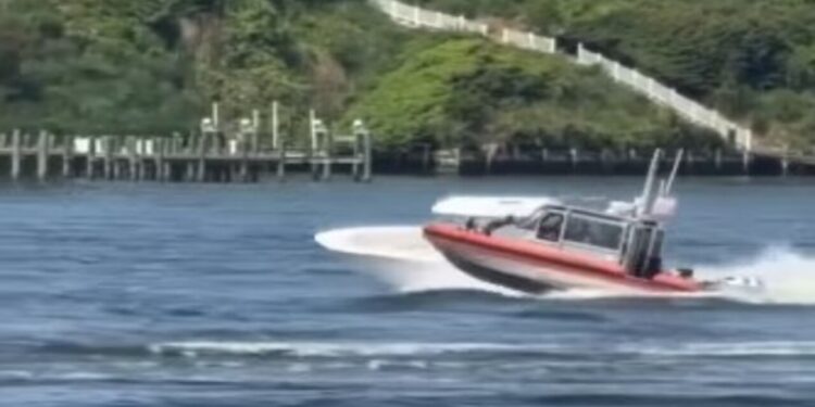 Manobra impressionante da Guarda Costeira dos EUA intercepta barco fora de controle em alta velocidade