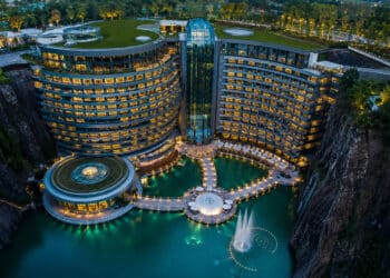Megaprojeto transforma pedreira abandonada de 88 metros em hotel de luxo subterrâneo na China com andares submersos e investimento de R$ 3 bilhões
