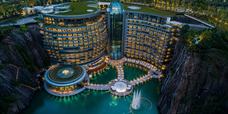 Megaprojeto transforma pedreira abandonada de 88 metros em hotel de luxo subterrâneo na China com andares submersos e investimento de R$ 3 bilhões