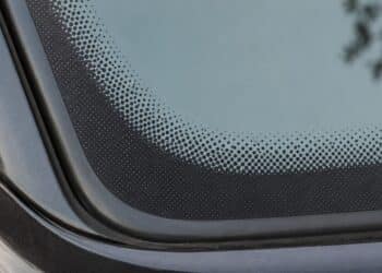 Para que servem os pontos pretos no vidro do carro? Entenda por que eles são vitais para a segurança do veículo