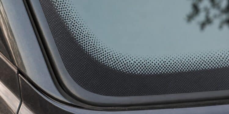 Para que servem os pontos pretos no vidro do carro? Entenda por que eles são vitais para a segurança do veículo