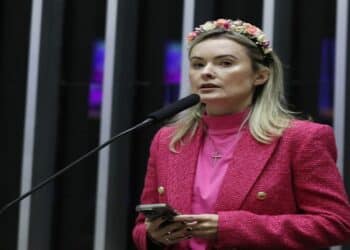 Júlia Zanatta se pronuncia sobre possibilidade de ser vice de Flávio Bolsonaro
