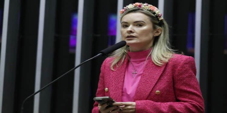 Júlia Zanatta se pronuncia sobre possibilidade de ser vice de Flávio Bolsonaro