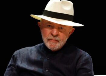 Lula surge com tênis de grife avaliado em R$ 12 mil e chama atenção