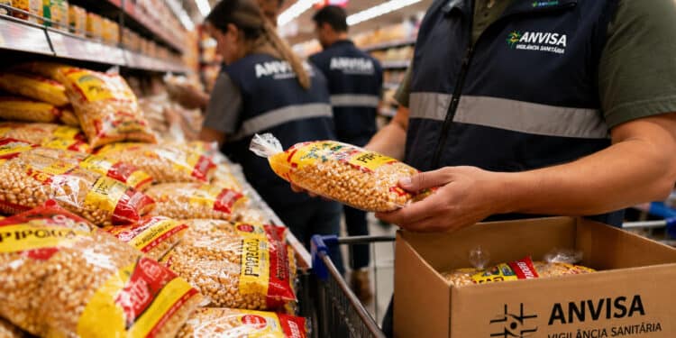 Famoso milho para pipoca é retirado do mercado e tem vendas suspensas após decisão da Anvisa por falha na rotulagem