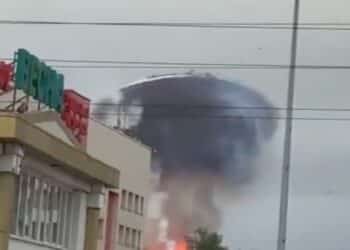 Refinaria em Moscou sofre ataque com drone e teto é arremessado após forte explosão