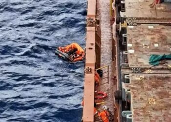 Embarcação naufraga no litoral do RN e seis tripulantes são salvos em operação de resgate