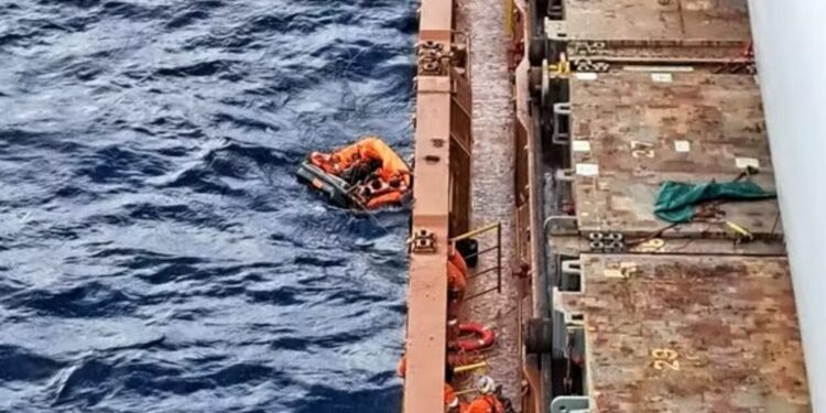 Embarcação naufraga no litoral do RN e seis tripulantes são salvos em operação de resgate