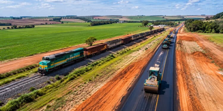 Megapacote de quase R$ 890 milhões impulsiona obras e novos investimentos em 12 municípios do Paraná para melhorar o escoamento da produção e fortalecer a economia regional