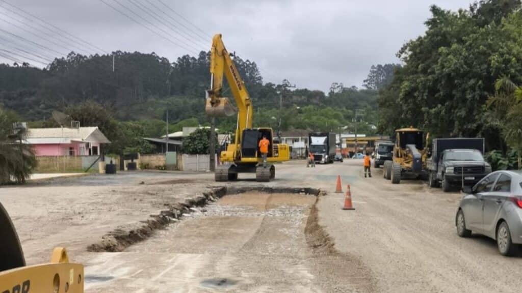 Obras de implantação e pavimentação da SC-350 chegam a 81% após mais de dez anos de espera e investimento de R$ 200 milhões para mais segurança viária e redução no tempo de deslocamento