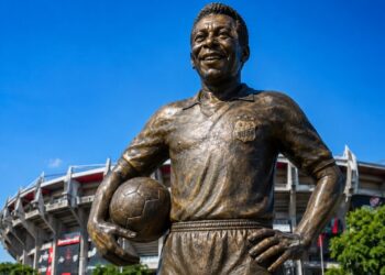México instala estátua gigante de Pelé em cidade-sede da Copa do Mundo de 2026 nos arredores de estádio simbólico para o futebol mundial e para a Seleção Brasileira