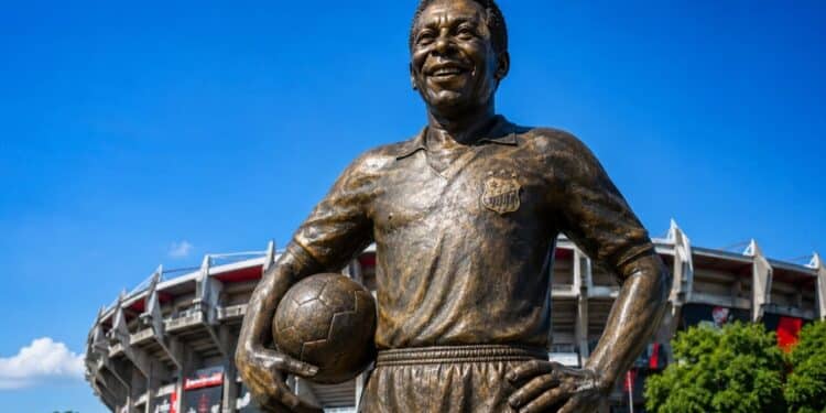 México instala estátua gigante de Pelé em cidade-sede da Copa do Mundo de 2026 nos arredores de estádio simbólico para o futebol mundial e para a Seleção Brasileira