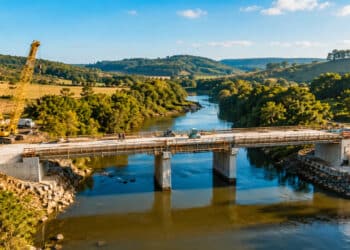 Nova ponte entre cidades de SC esperada há anos entra na etapa final e promete melhorar o tráfego regional, facilitando o escoamento da produção rural e fortalecendo a economia local