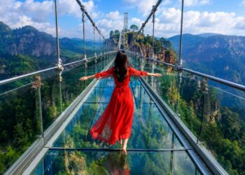 Maior ponte de vidro do mundo 'flutuante' impressiona com altura equivalente a 42 andares, tem 632 metros de extensão e visitantes podem ver montanhas e floresta abaixo dos pés