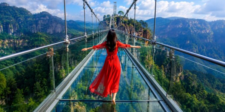 Maior ponte de vidro do mundo 'flutuante' impressiona com altura equivalente a 42 andares, tem 632 metros de extensão e visitantes podem ver montanhas e floresta abaixo dos pés