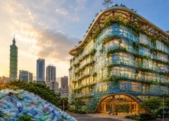 Projeto inovador converte lixo plástico em pavilhão de nove andares e revoluciona a arquitetura sustentável em megaprojeto com 1,5 milhão de garrafas plásticas