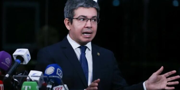Randolfe Rodrigues é alvo de ação do MP