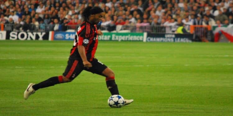 Gesto de Ronaldinho Gaúcho durante o hino nacional chama atenção e gera repercussão