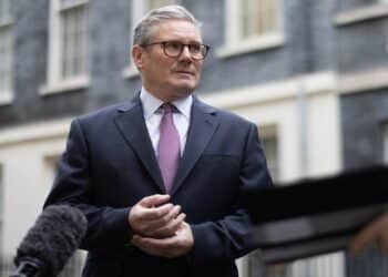 Primeiro-ministro do Reino Unido anuncia que vai renunciar e movimenta cenário político europeu