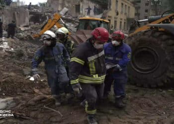 Rússia intensifica ofensiva com ataque em larga escala que atinge moradores e deixa mortos na Ucrânia