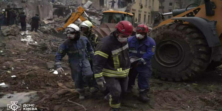 Rússia intensifica ofensiva com ataque em larga escala que atinge moradores e deixa mortos na Ucrânia