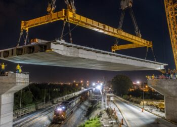 Megaconstrução na China ergue viaduto de 2,5 mil toneladas em apenas 24 horas e soluciona gargalo em uma estrada de duas faixas que cruza importante ferrovia