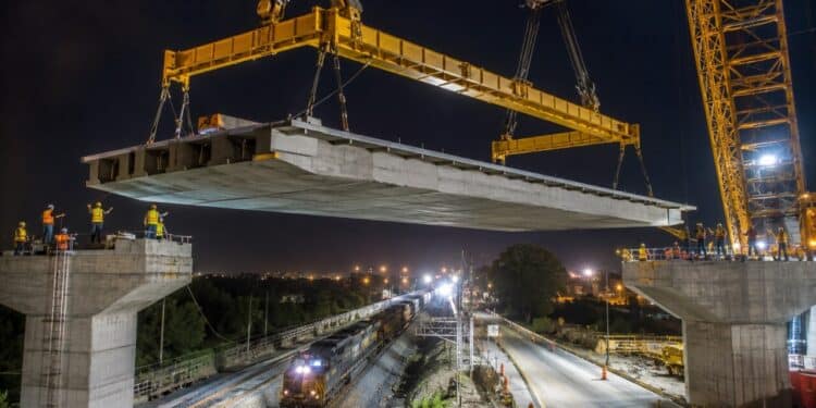 Megaconstrução na China ergue viaduto de 2,5 mil toneladas em apenas 24 horas e soluciona gargalo em uma estrada de duas faixas que cruza importante ferrovia