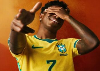 Camisa do Brasil é eleita a quarta mais bonita da Copa por jornal inglês e ranking divulgado chama atenção dos torcedores