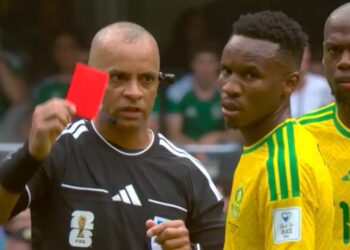Árbitro brasileiro é obrigado a falar inglês para penalizar com cartão vermelho e vira meme nas redes, VEJA VÍDEO